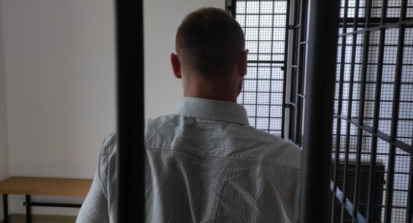 Policjanci schwytali falszywego policjanta i prokuratora