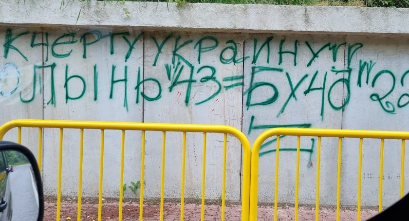 Putinowskie hasła na przydrożnym murze