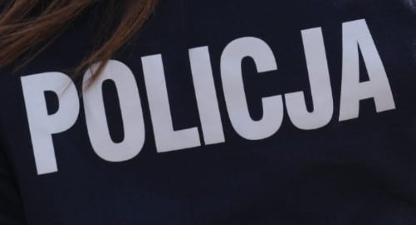 Internetowa aukcja, link i oszukana kobieta. Pieniądze 