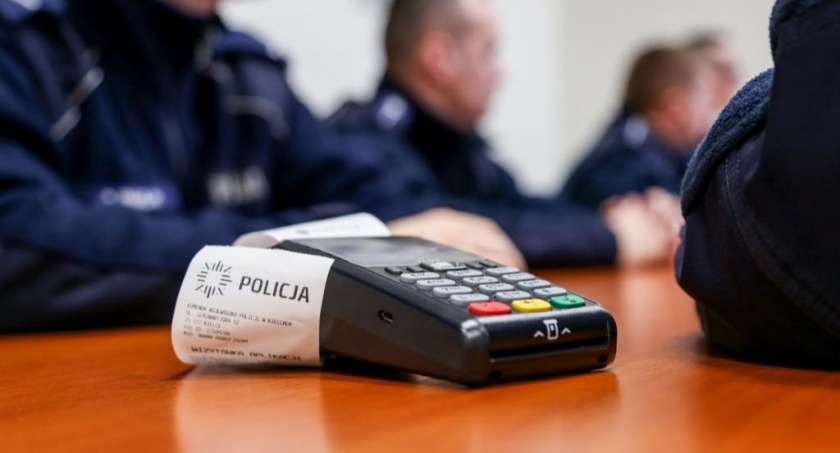 Funkcjonariusze garnizonu świętokrzyskiego przypominają. Mandat uregulujesz na miejscu