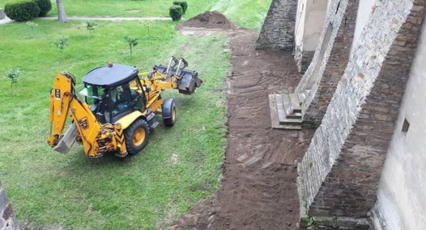 Ratują fundamenty kościoła i klasztoru w Wąchocku