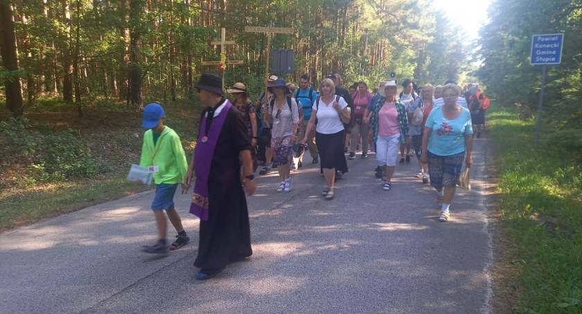 Tygodnik z pielgrzymami w drodze na Jasną Górę