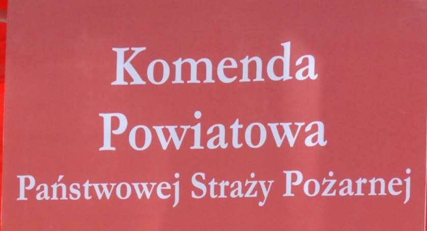 Zderzenie dwóch pojazdów w Kuczowie. Na miejscu straż pożarna, policja i pogotowie 