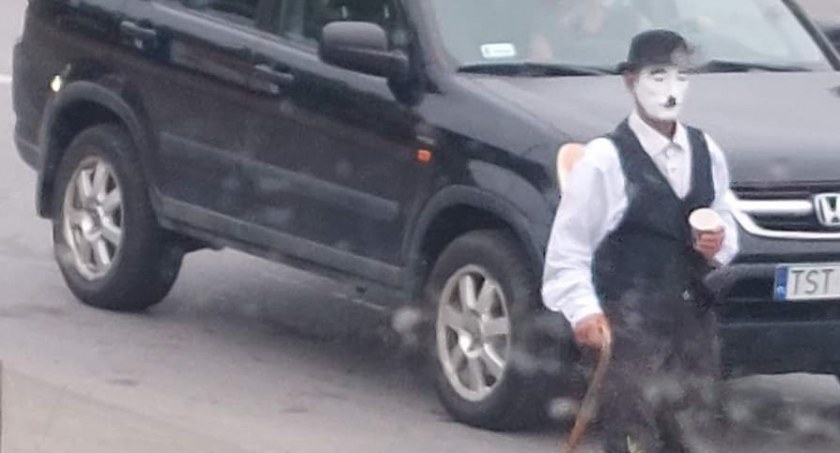 Tajemniczy pan na ulicach Starachowic. Co robił?