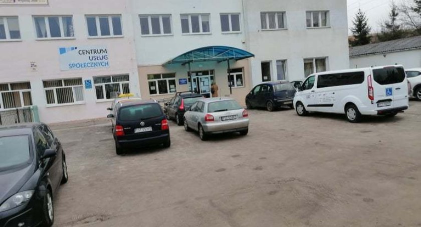 Kolejka po numerki na składanie wniosku o dodatek węglowy w Starachowicach