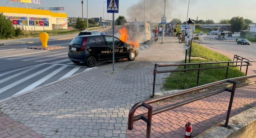 Pożar samochodu osobowego na Al. Kardynała Wyszyńskiego