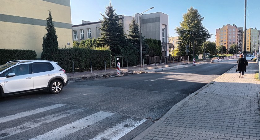Koło szkoły plac budowy, dzieci w niebezpieczeństwie