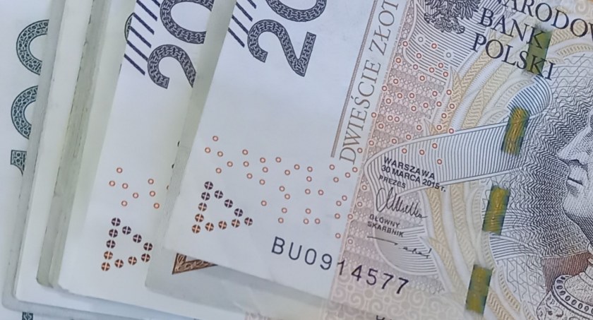 61-latek i 90-latka ze Starachowic przekazali oszustom mnóstwo pieniędzy i biżuterię