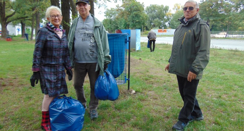 Starachowiccy seniorzy sprzątają świat