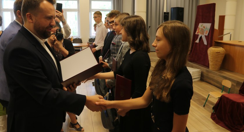Nagrody pieniężne dla najlepszych uczniów w Starachowicach przyznane 