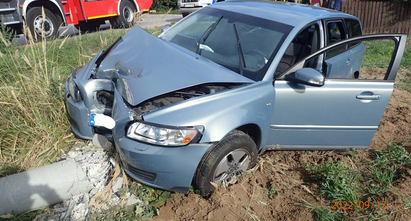 Wypadek w Radkowicach. Stracił panowanie nad samochodem?