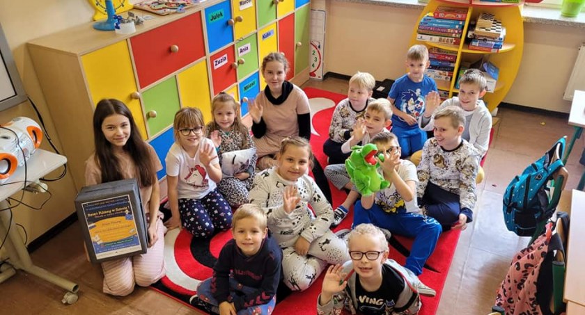 Uczniowie z gm. Brody w piżamach w szkole