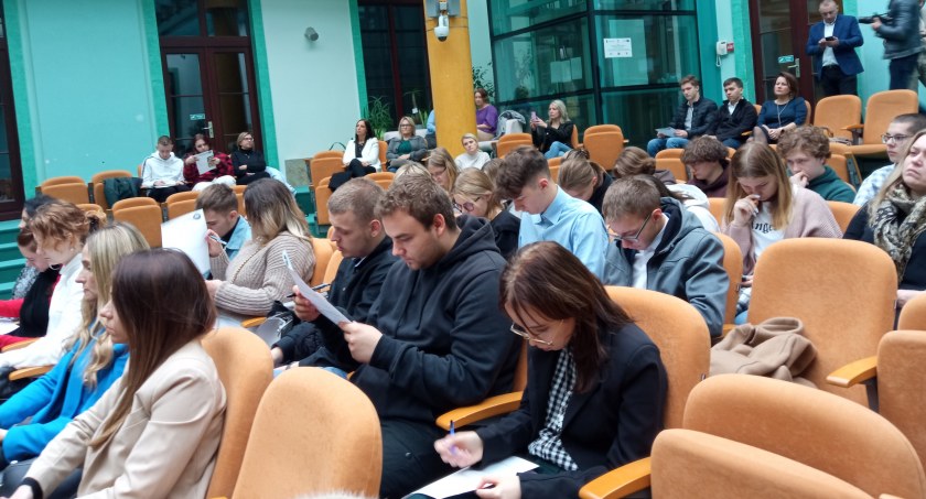 Uczniowie ze Starachowic na świętokrzyskiej debacie
