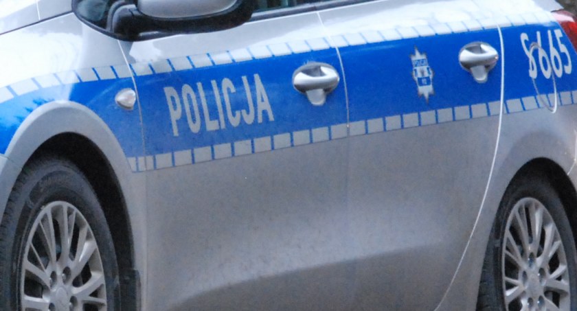 Wjechał w przydrożną latarnię w Starachowicach. Co z kierującym?