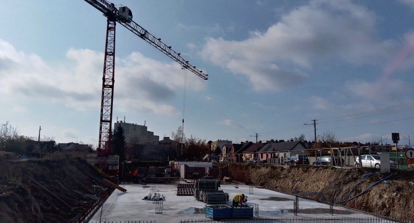  Trwa budowa mieszkań przy ul. Kościelnej w Starachowicach