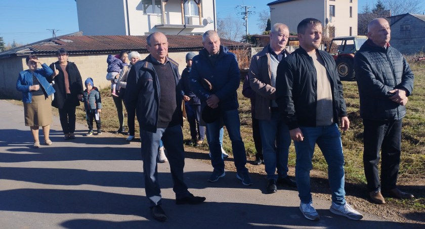 Zadowoleni mieszkańcy Kuczowa korzystają z gościńca