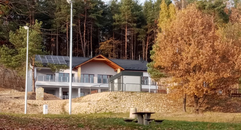 Administracja i sanitariaty nad Zalewem Brodzkim już prawie gotowe