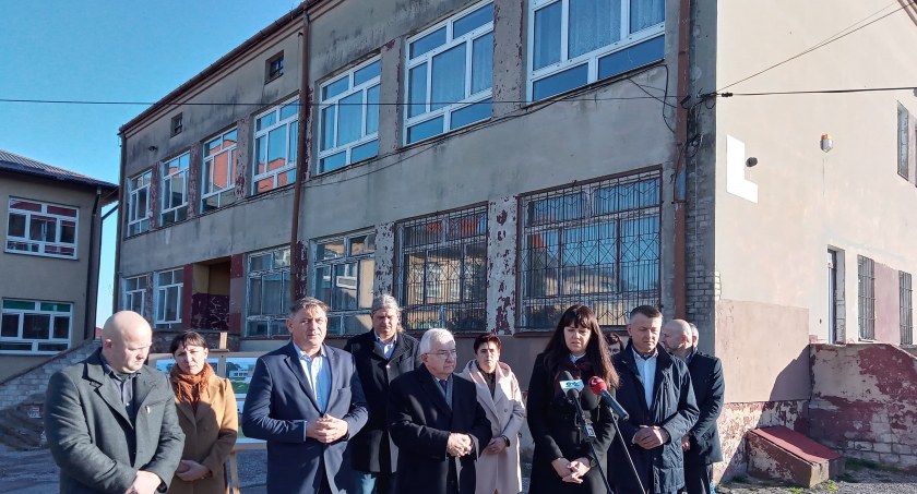 Budynek starej szkoły w Gadce łączy pokolenia