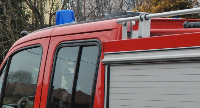 Strażacka interwencja na ul. Majówka w Starachowicach. 65-latek zabrany do szpitala