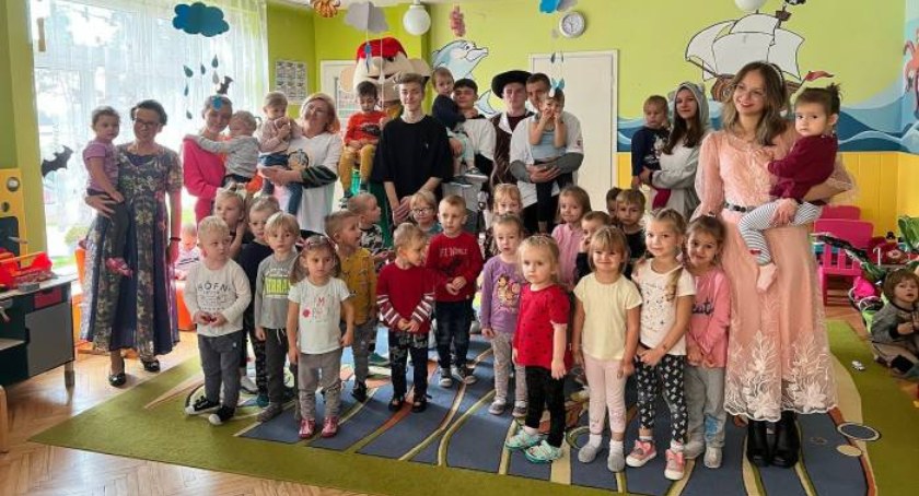 Uczniowie z Technikum na Maja zabrali przedszkolaków w bajkowy świat