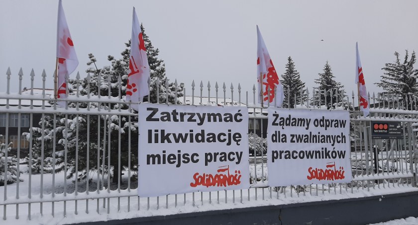 Zarząd MAN podtrzymuje decyzję, związkowcy wieszają transparenty