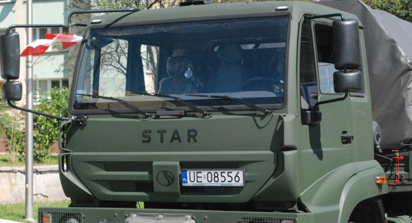 Niewybuch w Starachowicach. Policjanci czekają na przyjazd patrolu saperskiego