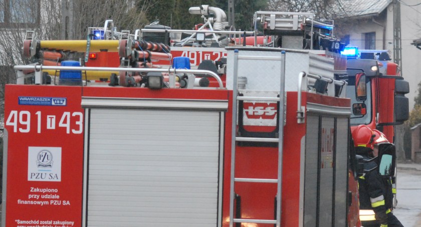 Niecodzienna interwencja strażaków z KP PSP Starachowice. Karetka pogotowia ugrzęzła