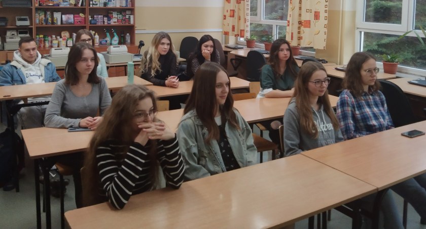 Uczennice ZSZ nr 1 z certyfikatem księgowej