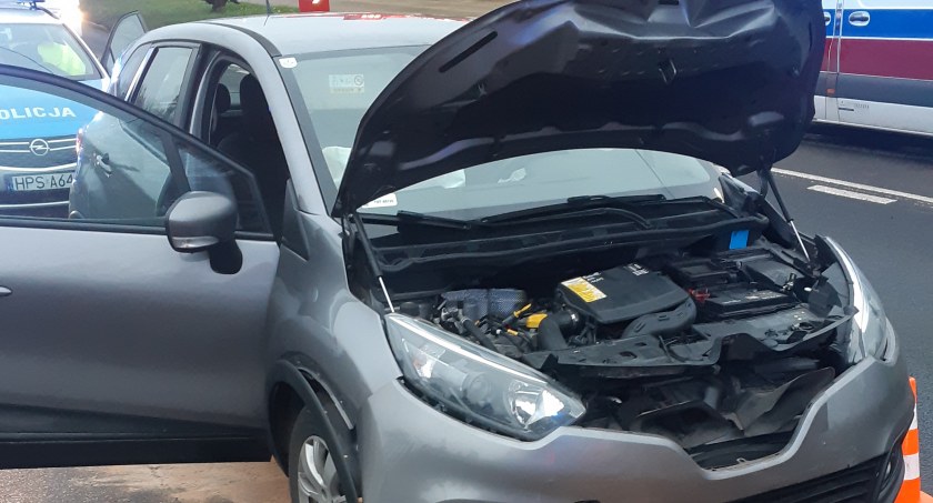 Wypadek w Starachowicach. Osobówką w policyjną więźniarkę