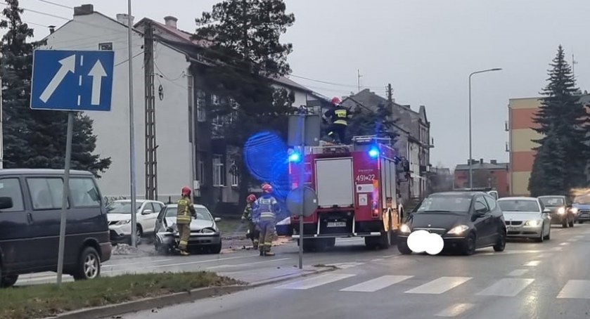 Wypadkowy poranek na drogach powiatu starachowickiego. Interweniowała straż pożarna i policjanci