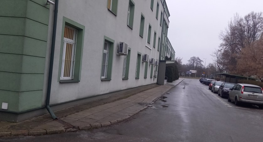 Chodniki przy Urzędzie Miasta śliskie! Mandat dla prezydenta?