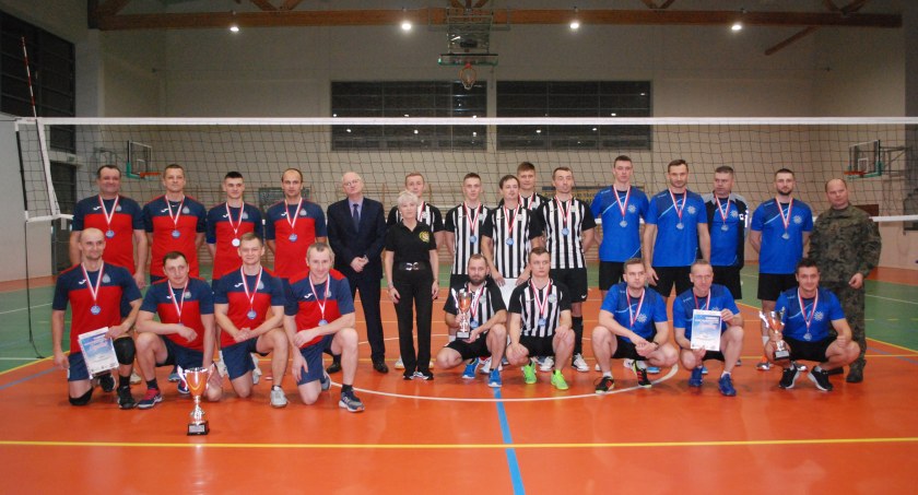 Turniej służb mundurowych w Pawłowie. Starachowiccy strażacy skradli siatkarskie show