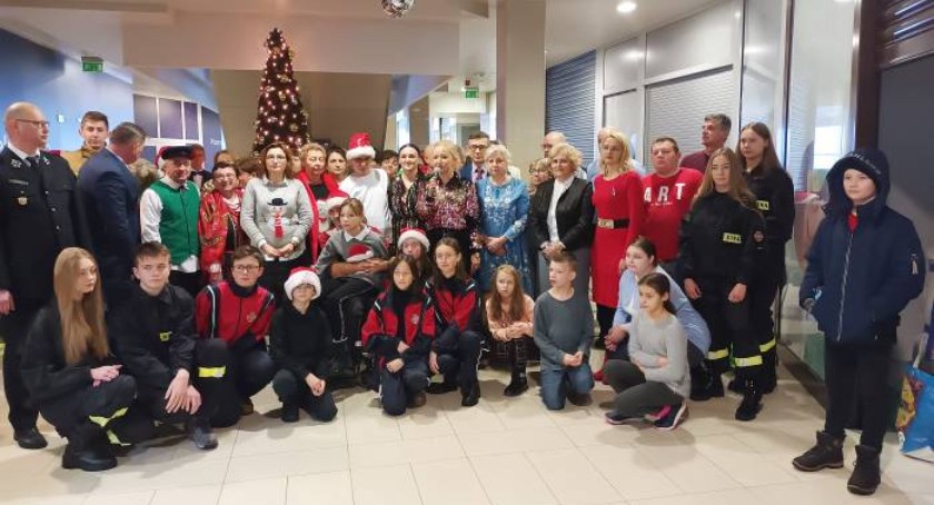 Wspólne malowanie bombek w Galerii Kamiennej w Starachowicach