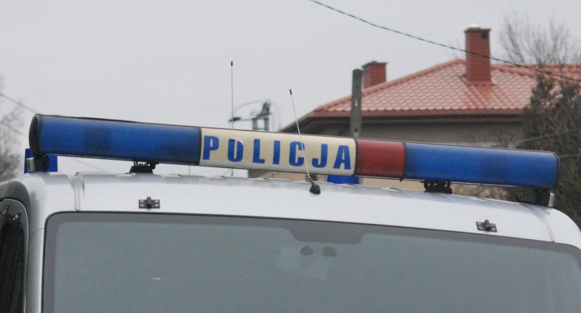 Strażacka akcja w Pokrzywnicy. Nieprzytomny mężczyzna w aucie