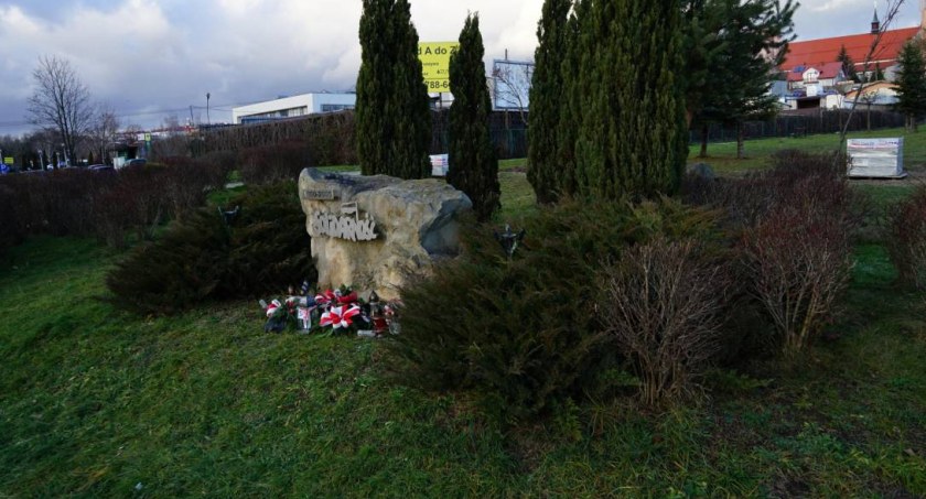 J. Seweryn przeciwny stawianiu budy ZOMO koło kamienia Solidarności