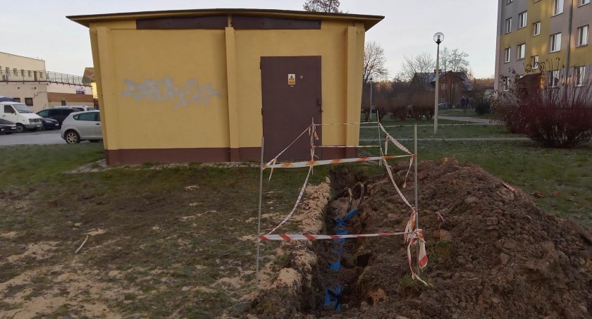 Kable z słupów do ziemi w Starachowicach