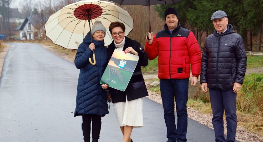  Dziurów. Mają drogę do posesji