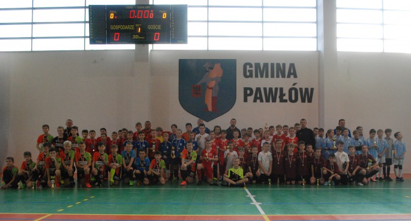 Halowe turnieje w Pawłowie dostarczyły sporych emocji. Mocne otwarcie starachowickich teamów