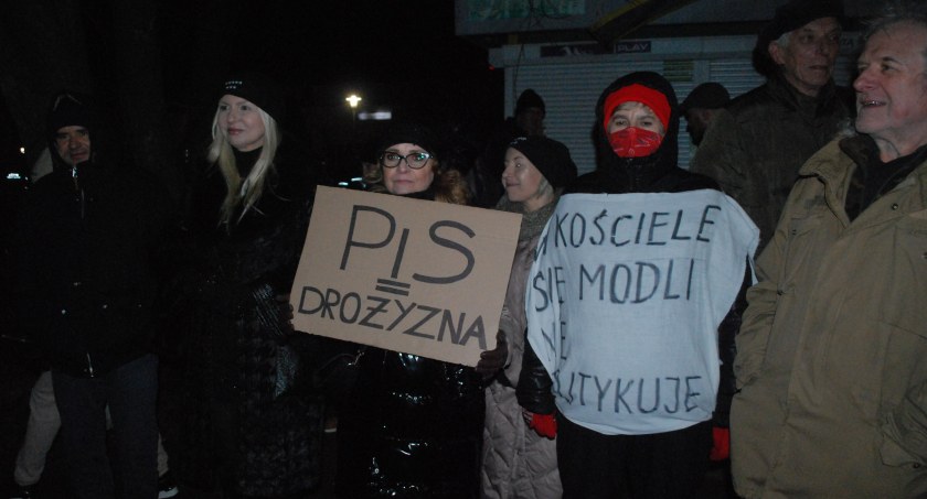 Podczas wizyty Jarosława Kaczyńskiego w Starachowicach. Zakłócenia porządku nie było, ale policjanci i tak ich wylegitymowali