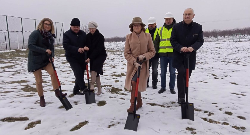 W gm. Pawłów rośnie hala, będzie boisko