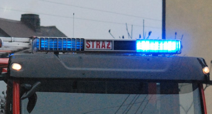 Interwencja policjantów i strażaków w mieszkaniu w Starachowicach. Słyszała hałas i płacz dziecka
