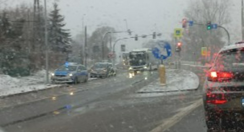 Uwaga kierowcy. Trudne warunki na drogach powiatu starachowickiego