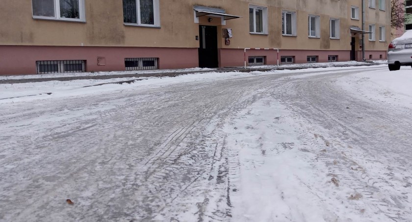 Szklanka na drodze, nieodśnieżone, nieposypane!