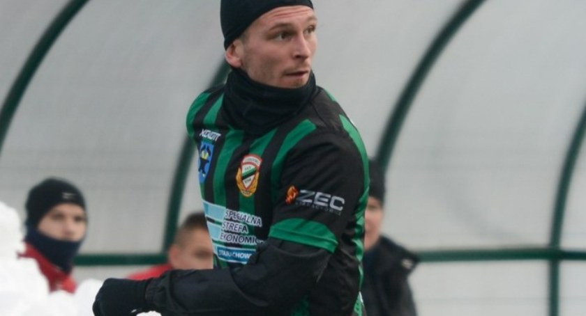 Okienko dla klubów z powiatu starachowickiego nadal otwarte. Transferowa karuzela kręci się dalej