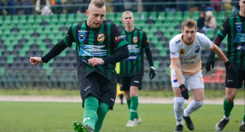 Przed przerwą byli w stanie odrobić straty. Star z wygraną, martwi kontuzja pomocnika