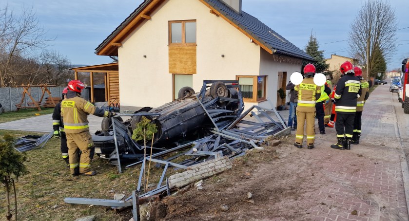 W Starachowicach stracił panowanie nad autem. Co z kierowcą?