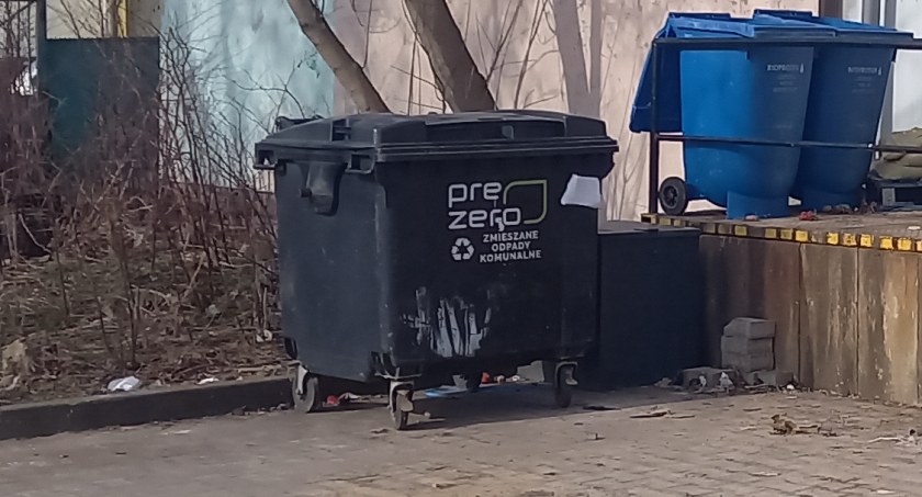 Staruszek stracił przytomność podczas interwencji policjantów. Starachowicka policja pilnuje sklepowego śmietnika! 