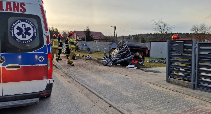 Film ku przestrodze. Auto w Starachowicach wpada w poślizgi i ląduje na ogrodzenie 