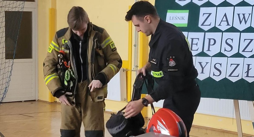 Praca strażaka, leśnika i policjanta od kulis. Interesujące spotkanie w SP Małyszyn