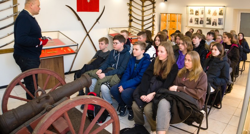 Zabytkowy budynek w Brodach oblężony